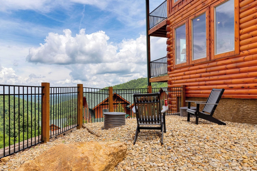 All Fun & Games by Avantstay Indoor Pool, Game Room, Theater, Mountain Views Near Pigeon Forge & Dollywood