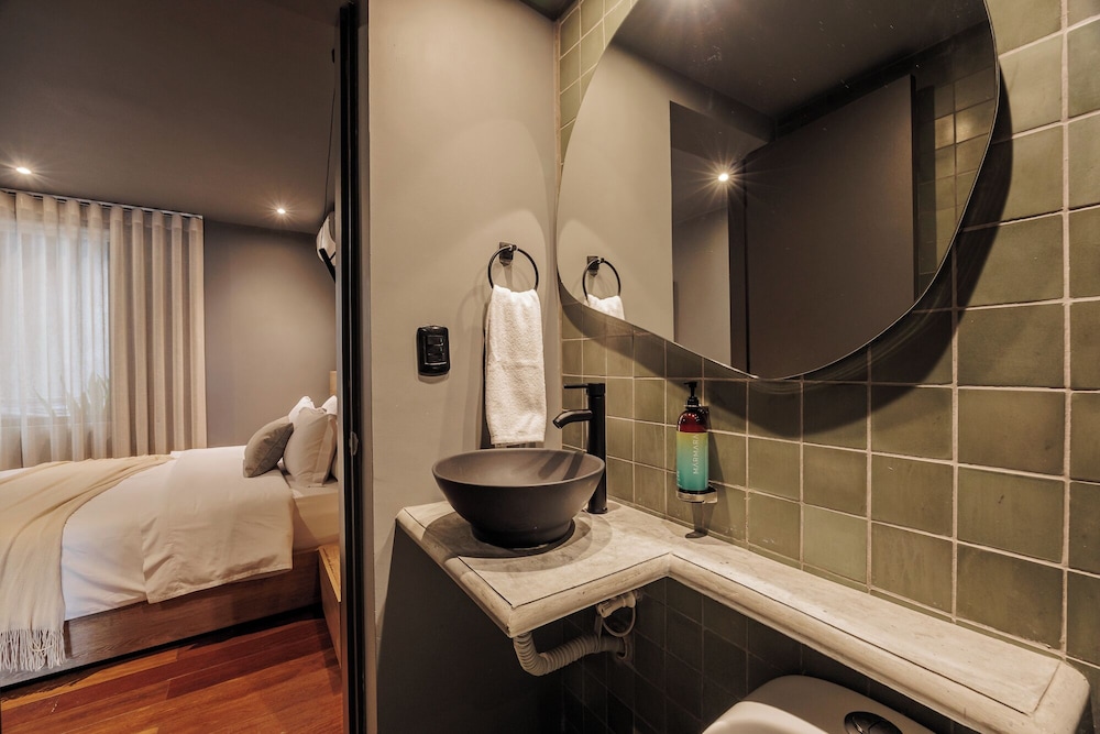 10th Street 3 Bedroom Jacuzzi & Billiard
