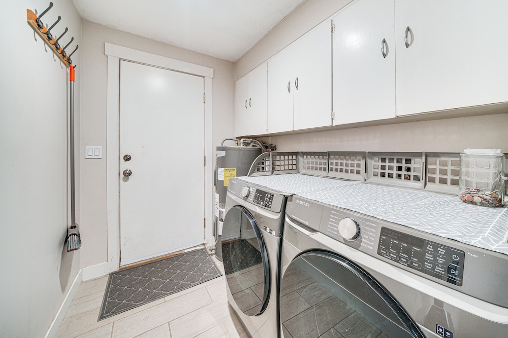 14 Mi to Dtwn Seattle: Sleek Home w/ Large Yard