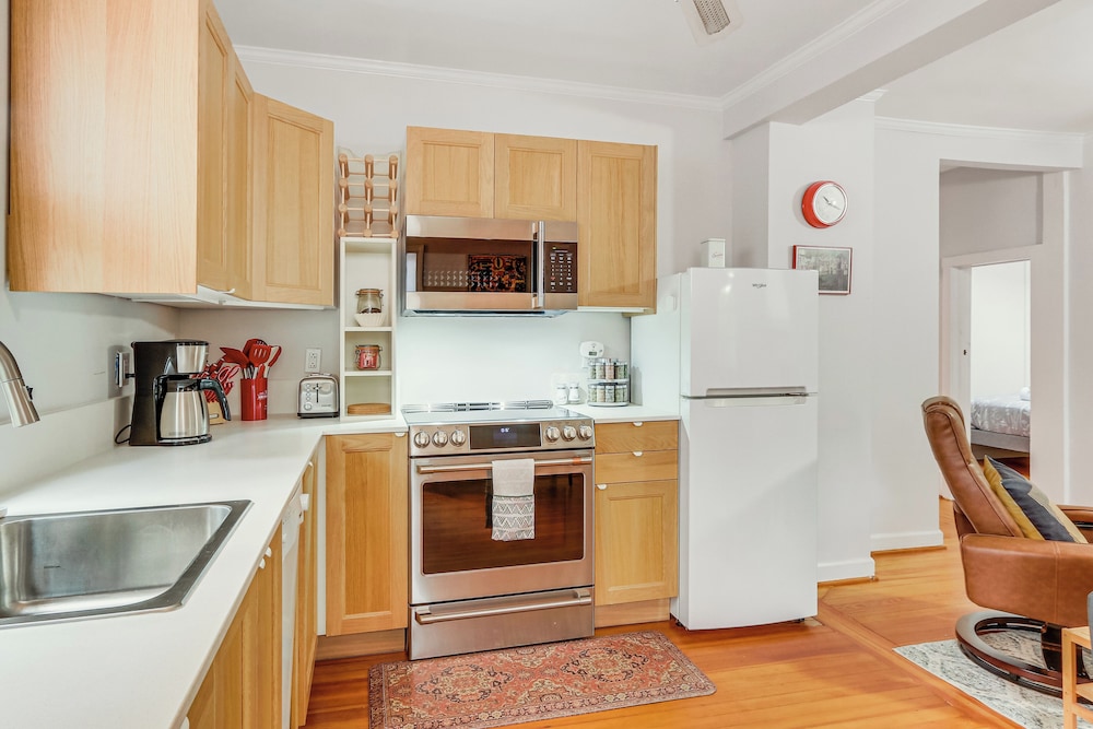 Walk Downtown: Takoma Park Escape w/ Large Yard!