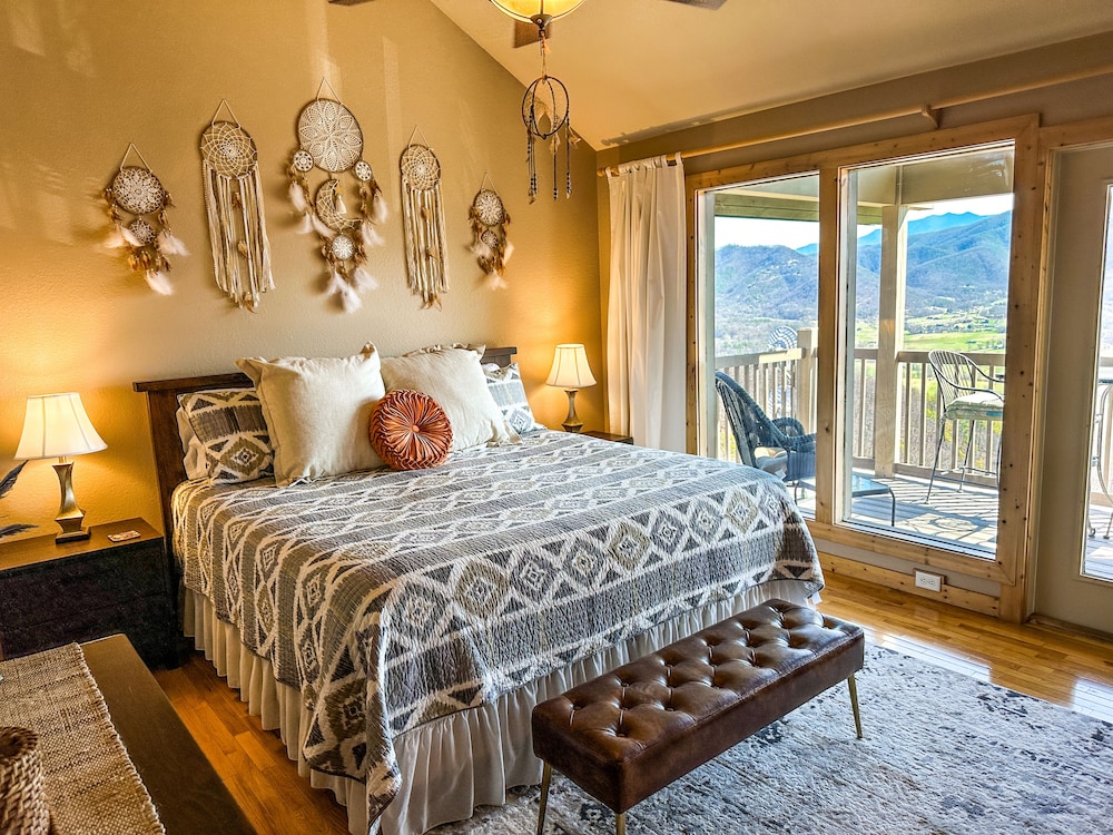 Tanasi Lodge - Weddings - Retreats - Gathering view 4