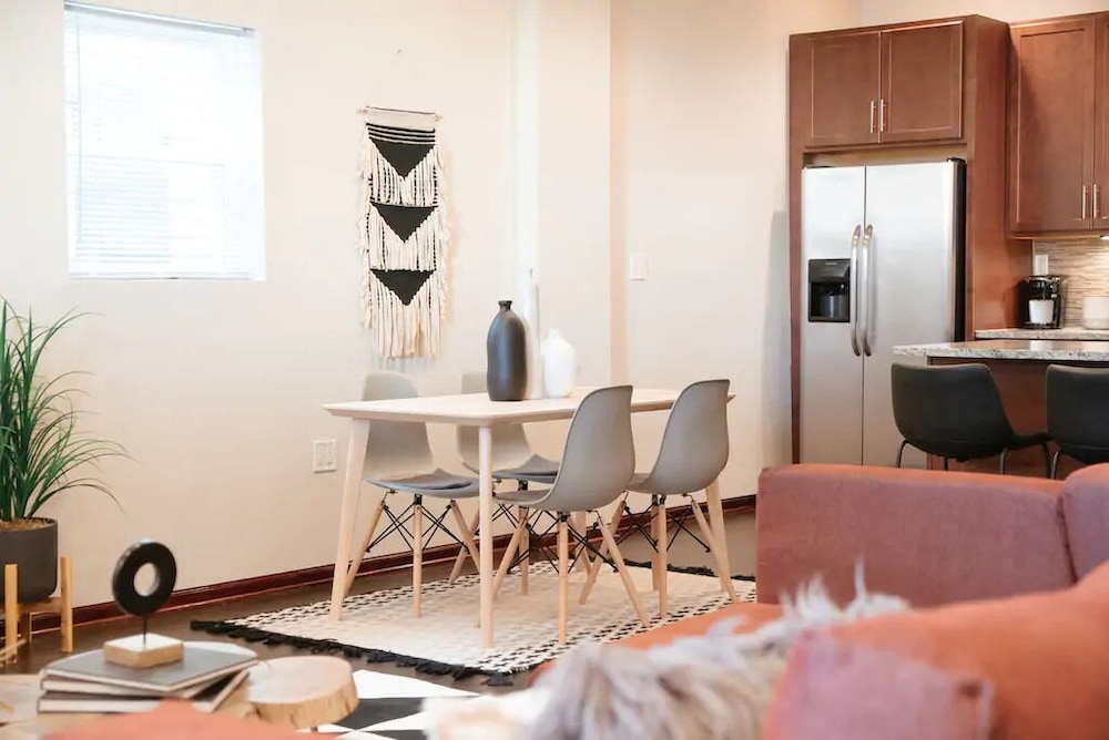 2BR Apt - Central Modern