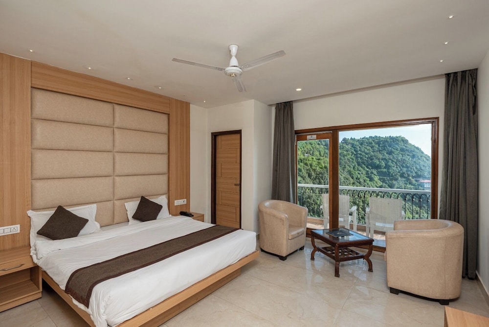 Shining hills by Lawrence Hotels