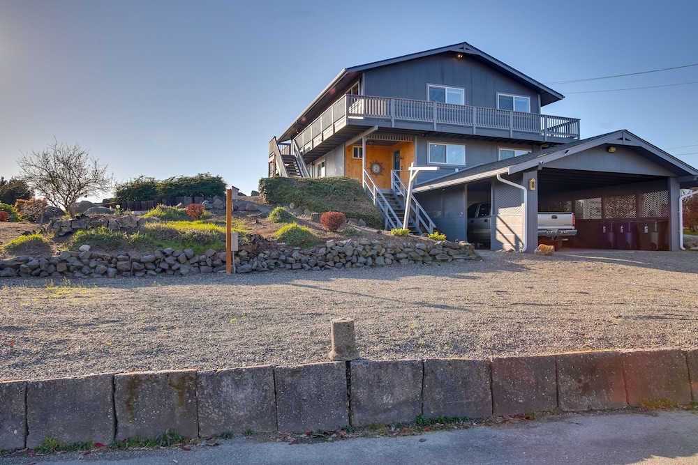 Charming Tacoma Apartment w/ Deck & Skyline Views!