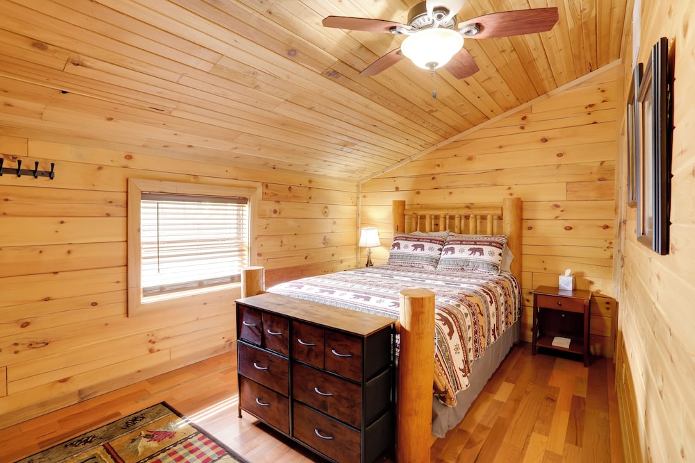 Near Current River: Family-friendly Cabin w/ Deck!