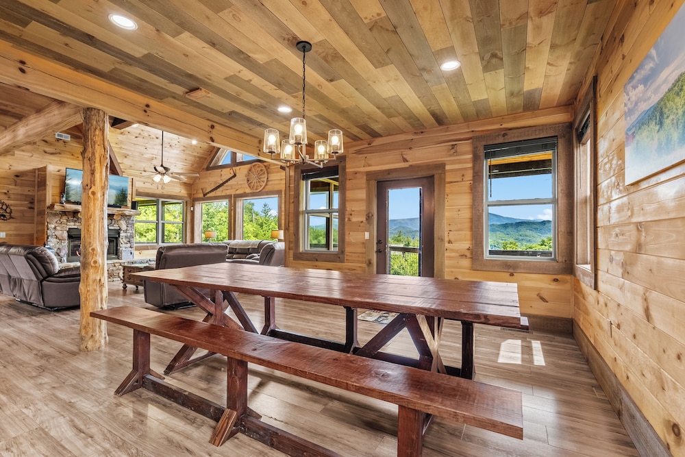 Amazing View Cabin w Gameroom Hot Tub Fire Pit