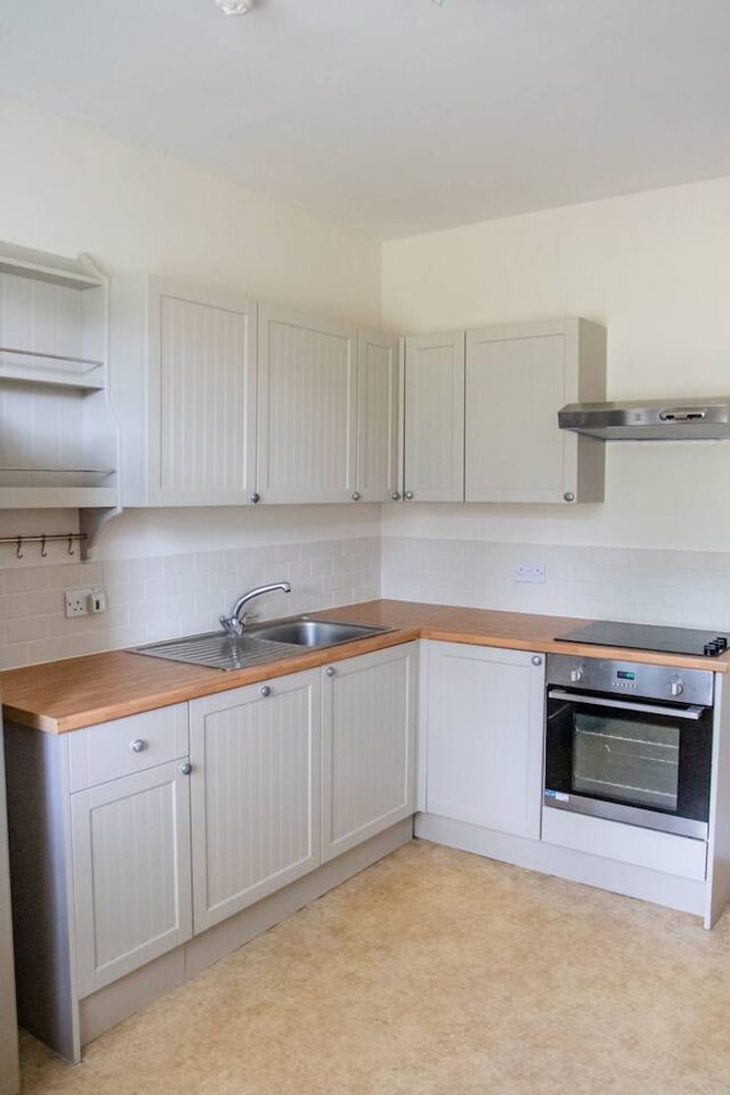 Benhams Country Cottage - From 250 Per Night