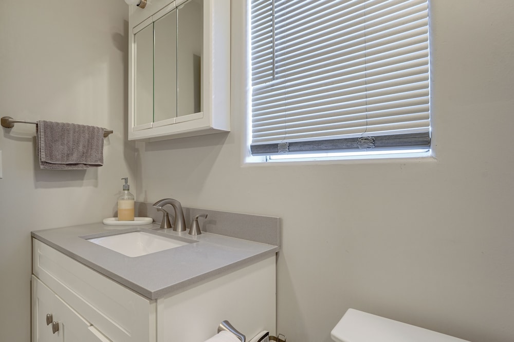 2 Mi to Old Town Scottsdale: Sleek Apartment