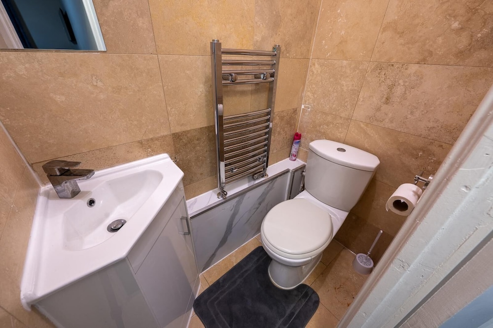 Charming 2 Bedroom Luxurious Home in Thamesmead South East London