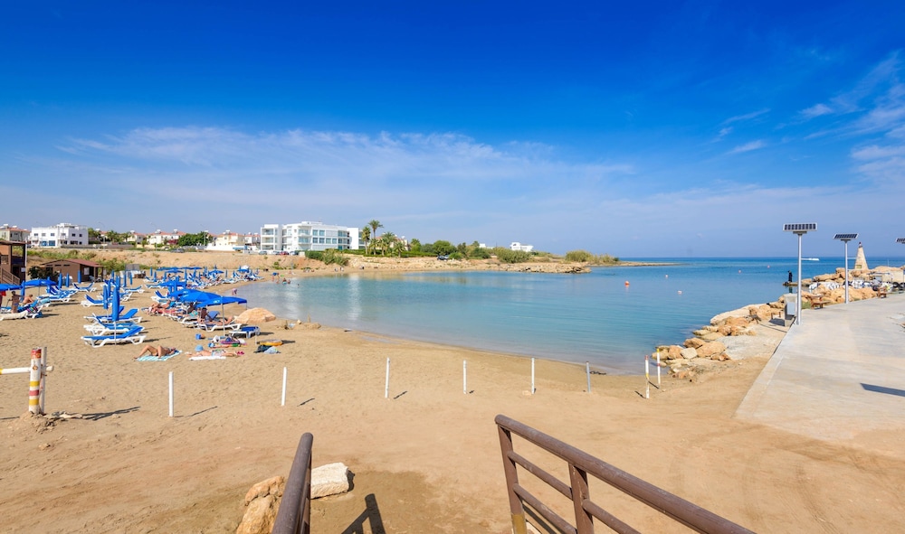 By The Beach - Emerald Seaview Villa