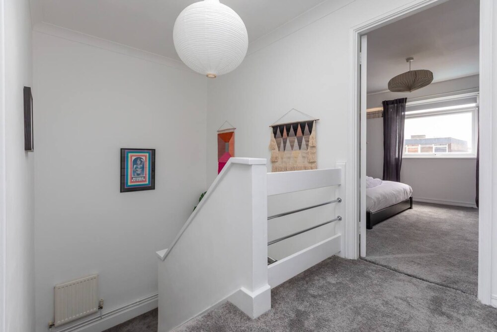 Spacious & Cosy 2 bed Flat With Terrace & Parking