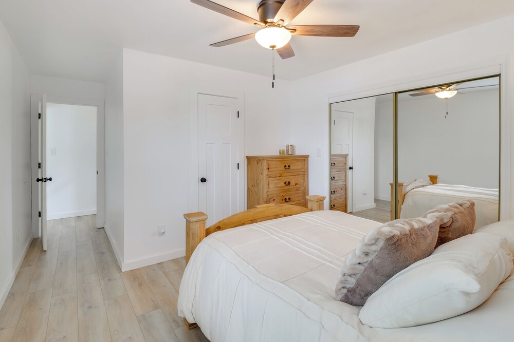 Group Getaway: Lakefront Retreat in Fayetteville!
