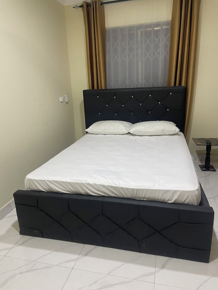 NickJaak Courtyard Rooms