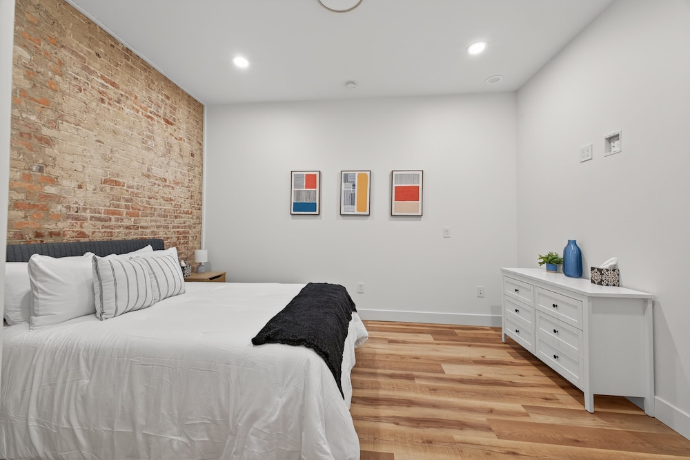 Stylish Downtown Unit With Historic Charm 2 Bedroom Apts