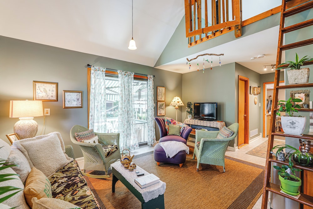 Unique & Artistic Retreat Near Rehoboth Beach!