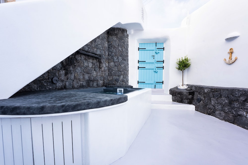 Kalamia Cave House