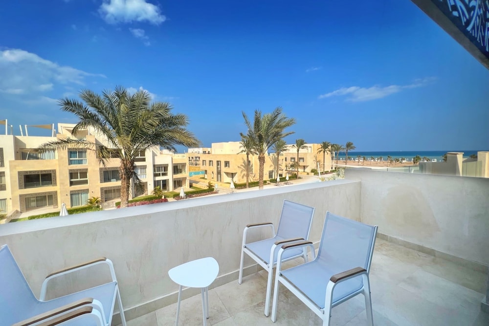 Xuru Stays I Homestyle 3BR Penthouse Pool & Beach View