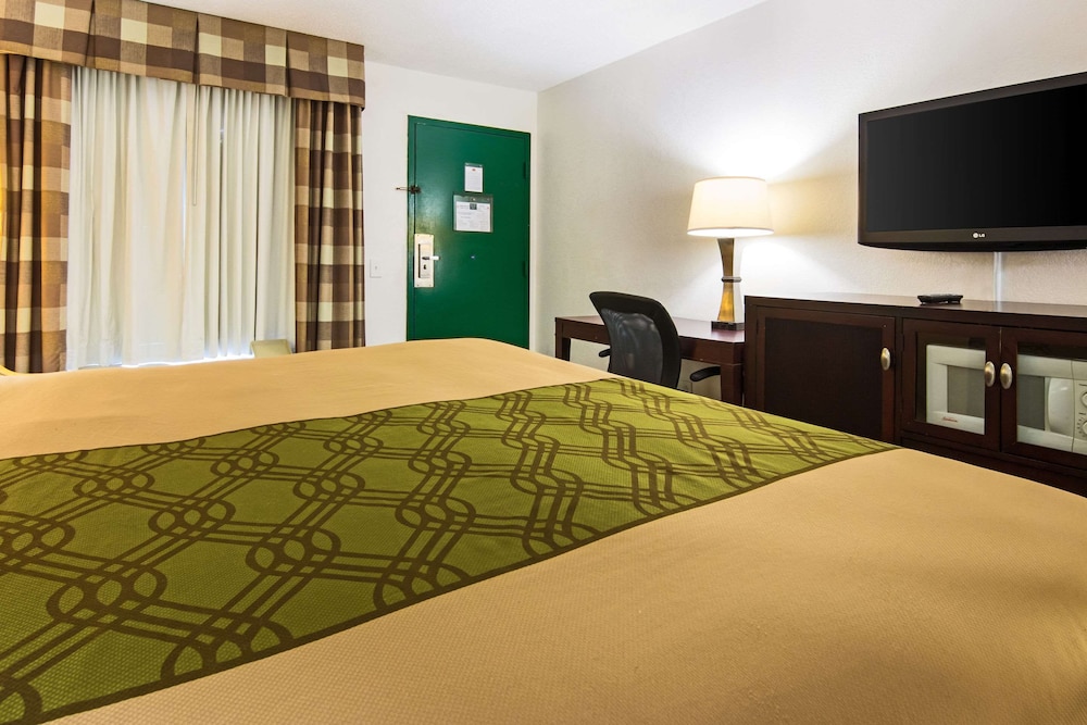 Macon Vacations - Econo Lodge Inn  Suites - Property Image 1