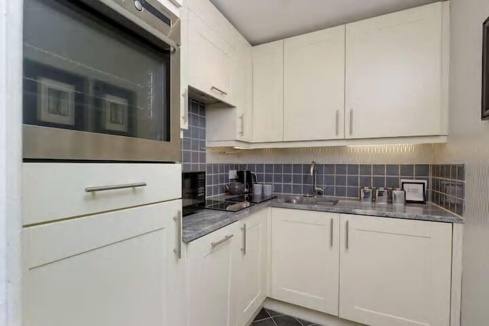 JOIVY Thistle Street Luxury Apt in the Heart of the City view 3