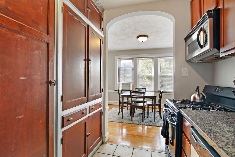 Prime 1BR Apt - Cullom F2