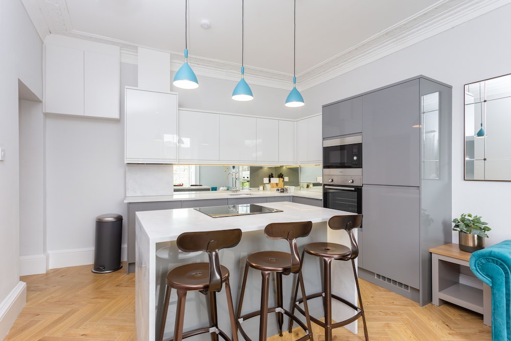 Silver Lining - Luxury New Town Apartment view 4