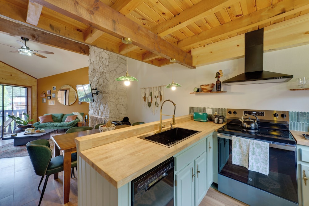 Red River Home w/ Ski Slope, Mtn & River Views!
