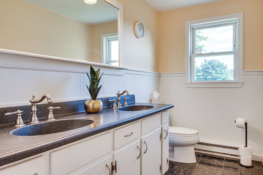 Golf, Hike & Explore: Family Home in Pembroke!