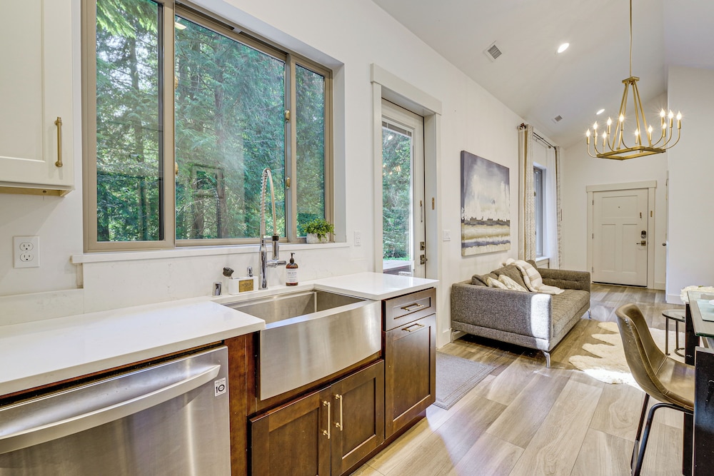 Wfh-friendly Gem w/ Creek: 4 Mi to Sammamish Trail