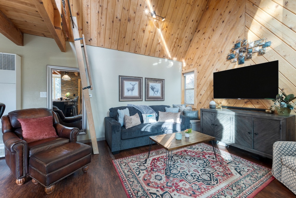 Sierra at Donner Lofted Cabin Minutes to Lake A-frame-inspired Design Deck