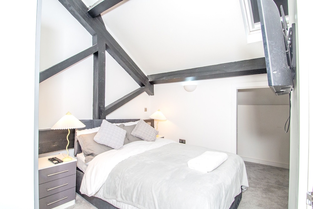 New Apartment - Sleeps 4 - Parking - City Centre