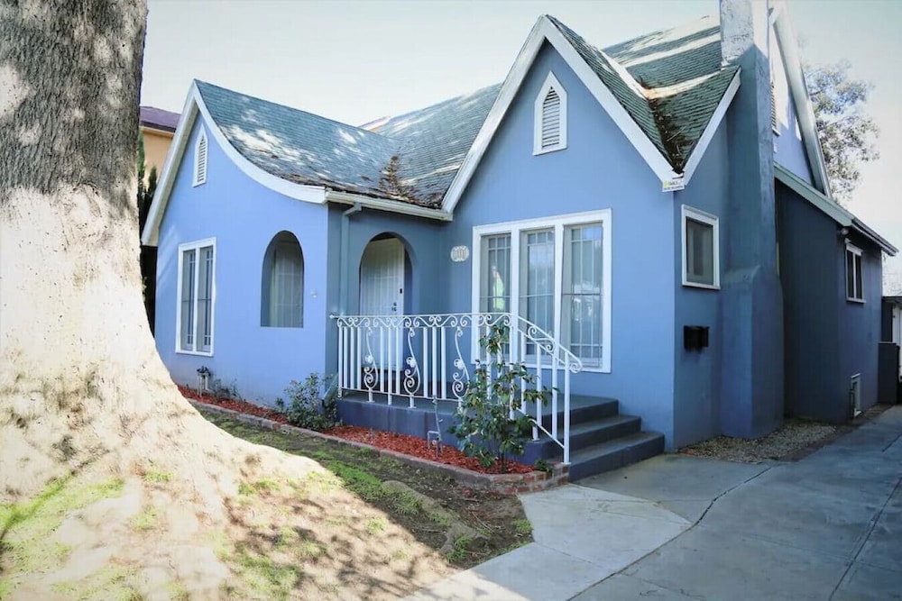 Updated 2BR House in Glendale With Private Fenced Yard Parking p2