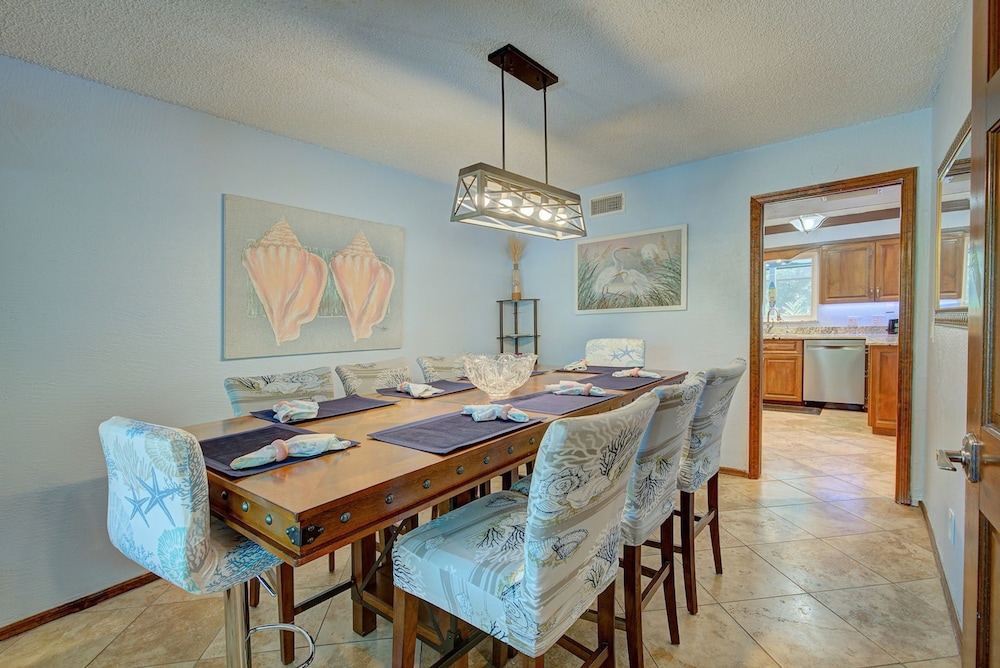 Spacious 4 3 Retreat- Heated Pool-playroom