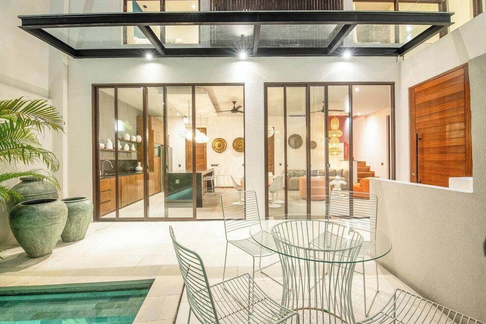 Modern 3BR Villa Enclosed Living
