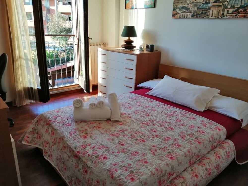 Villa Sleeps 6 With Garden and Gym