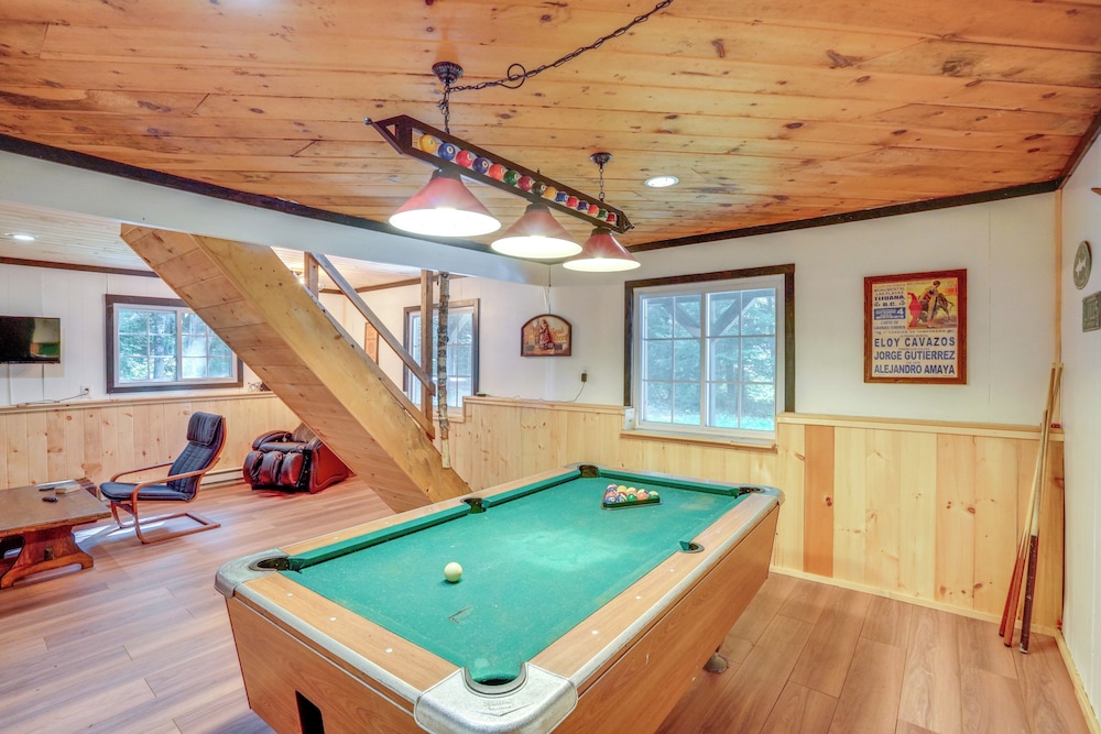 Treehouse Chalet Near Mt. Snow w/ On-site Trails!