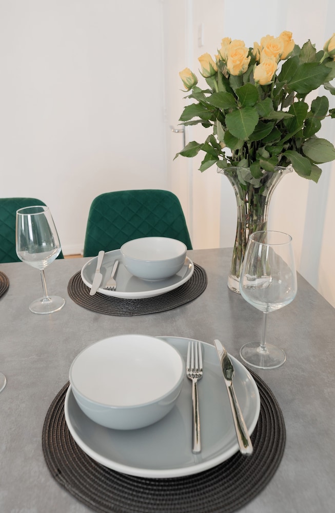 London Chic Apt, Great Location Free Parking