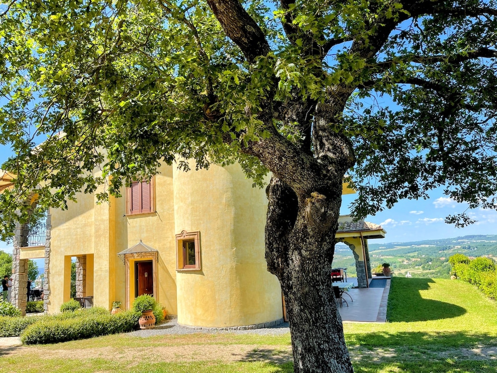 Charming Villa in Umbria - Sleeps 16 - Lake View - Pool, Jacuzzi and Events Room