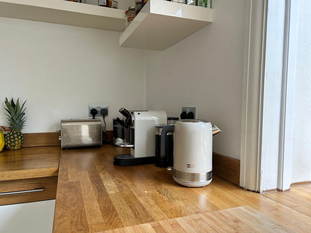 Modern, Spacious 1 Bedroom Garden Flat Sw18