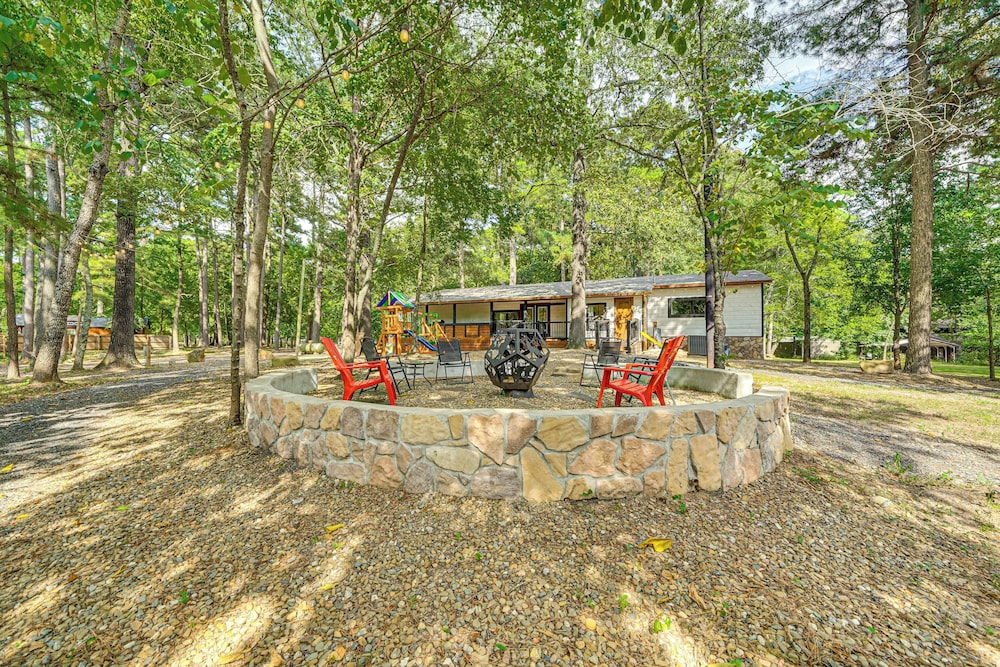 Hike, Fish & Unwind: Cabin w/ Yard in Broken Bow!