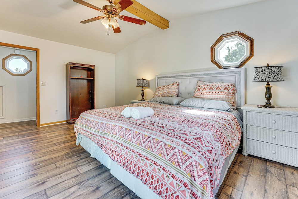 Private Pool & Yard: Pet-friendly Home in Toledo