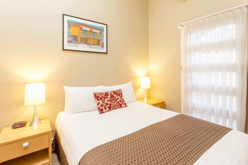 Globe Apartments