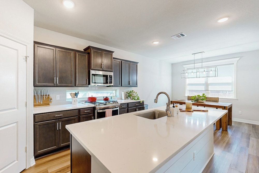 3BR Cozy Home w/ Enclosed Backyard & W/D