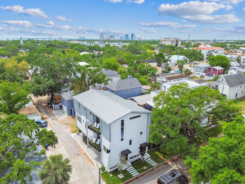 NEW The Strata Barn - Luxury Hyde Park Townhome