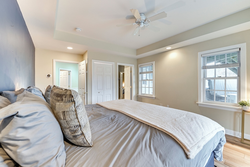 Mountain Views & Fire Pit: Sandgate Getaway