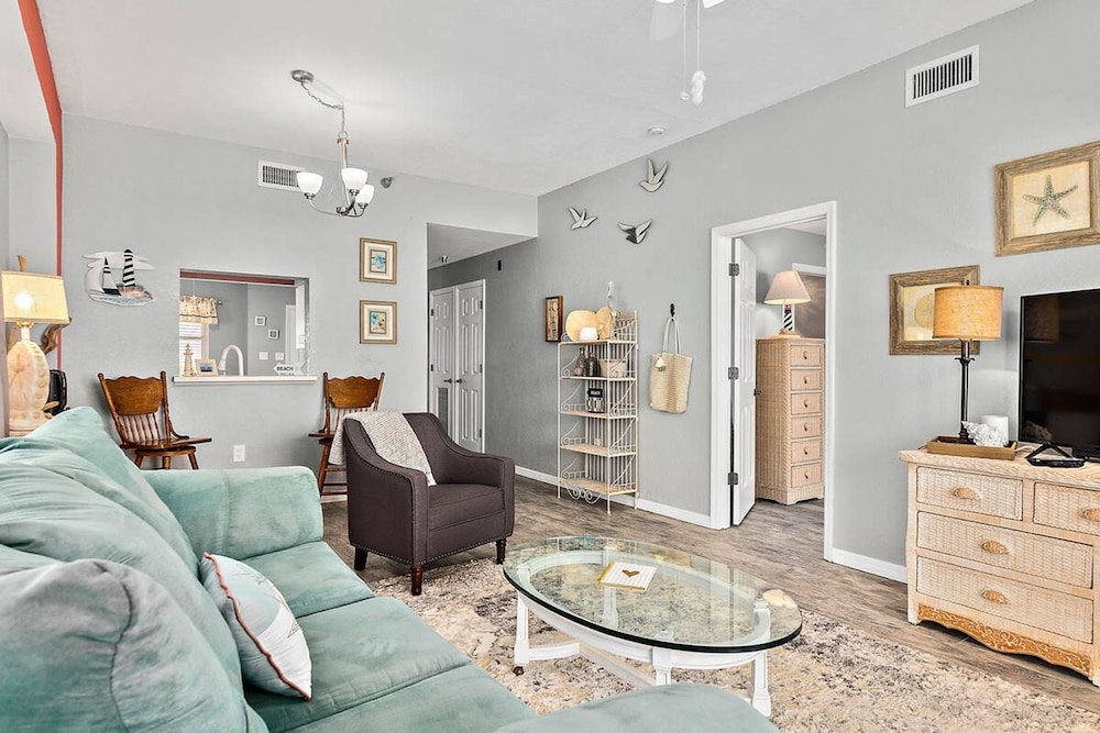 Oceanview Top-floor Penthouse in Surf Club Beach Pool Access
