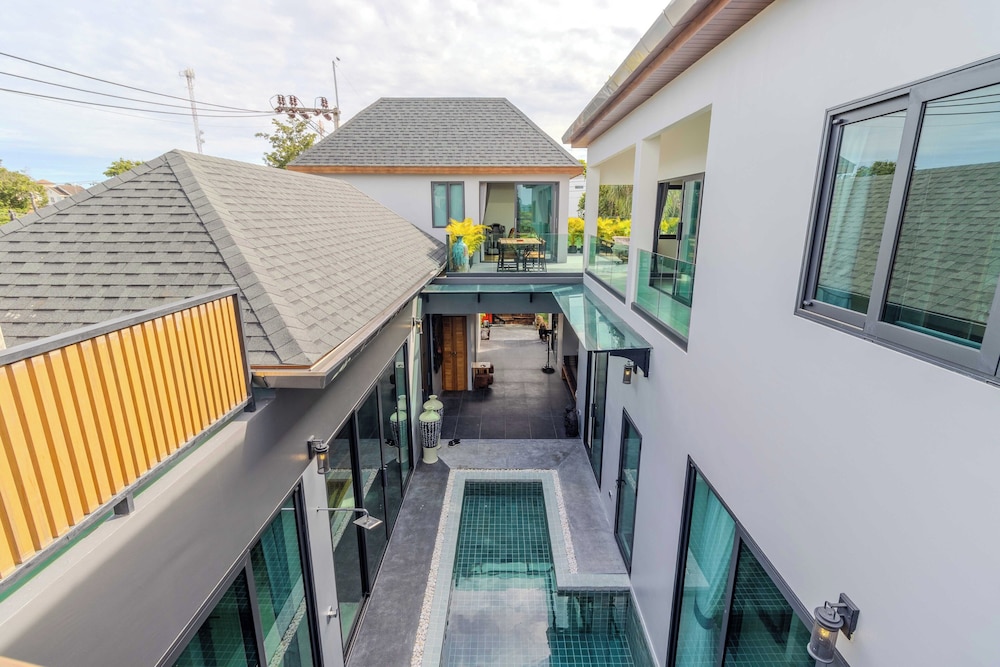 5BR Villa Waterfall Pool Movie Room V257