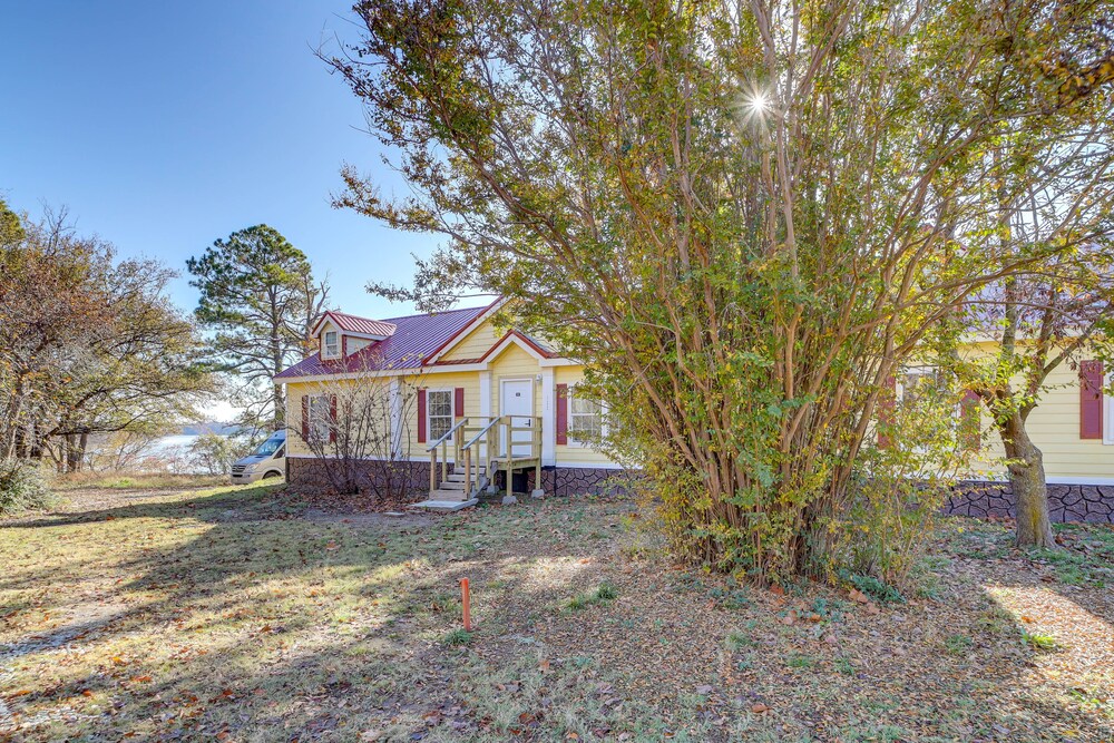 Pet-friendly Checotah Home w/ Deck & Lake Views!