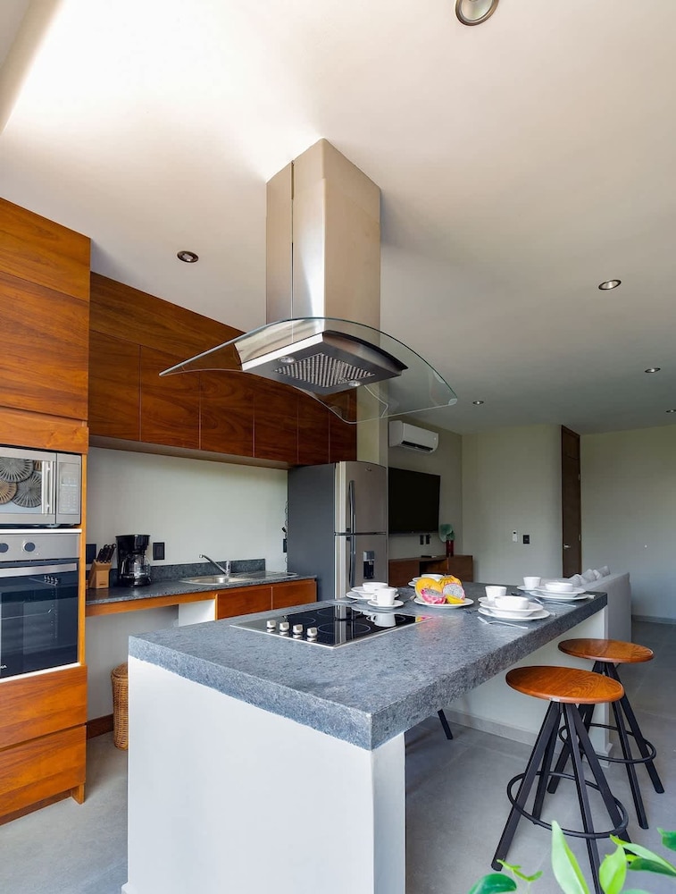 Luminous 2 BR With Roof Pool Close to Hotel Zone by Waves Management