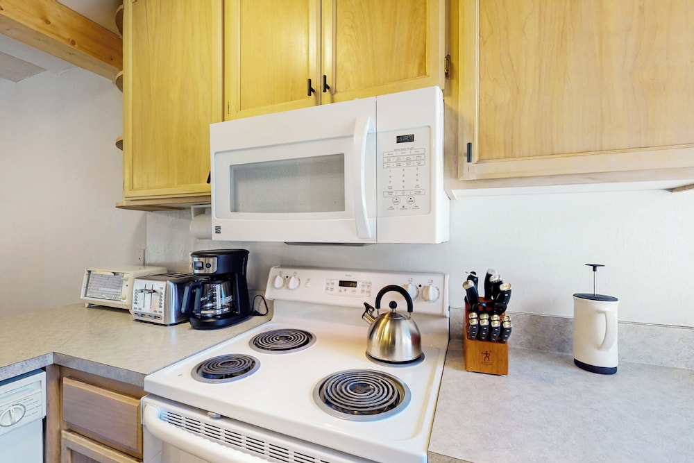 1BR Townhome w/ Spa Access Near Trails