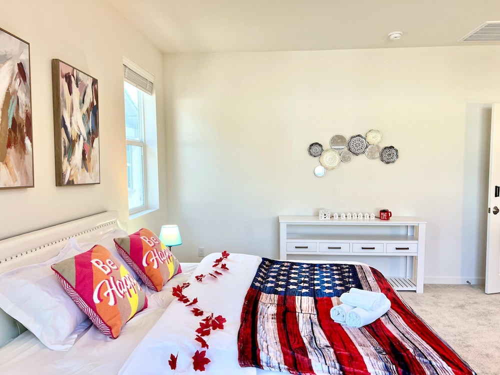 Sunny Stylish Near LA 4BR Home w Desks Lounge